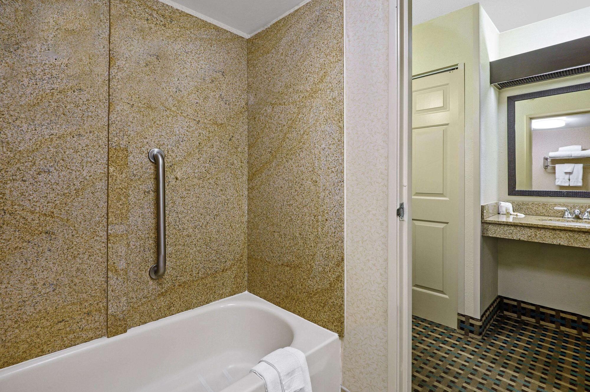 La Quinta Inn By Wyndham Columbia Se Fort Jackson Kültér fotó