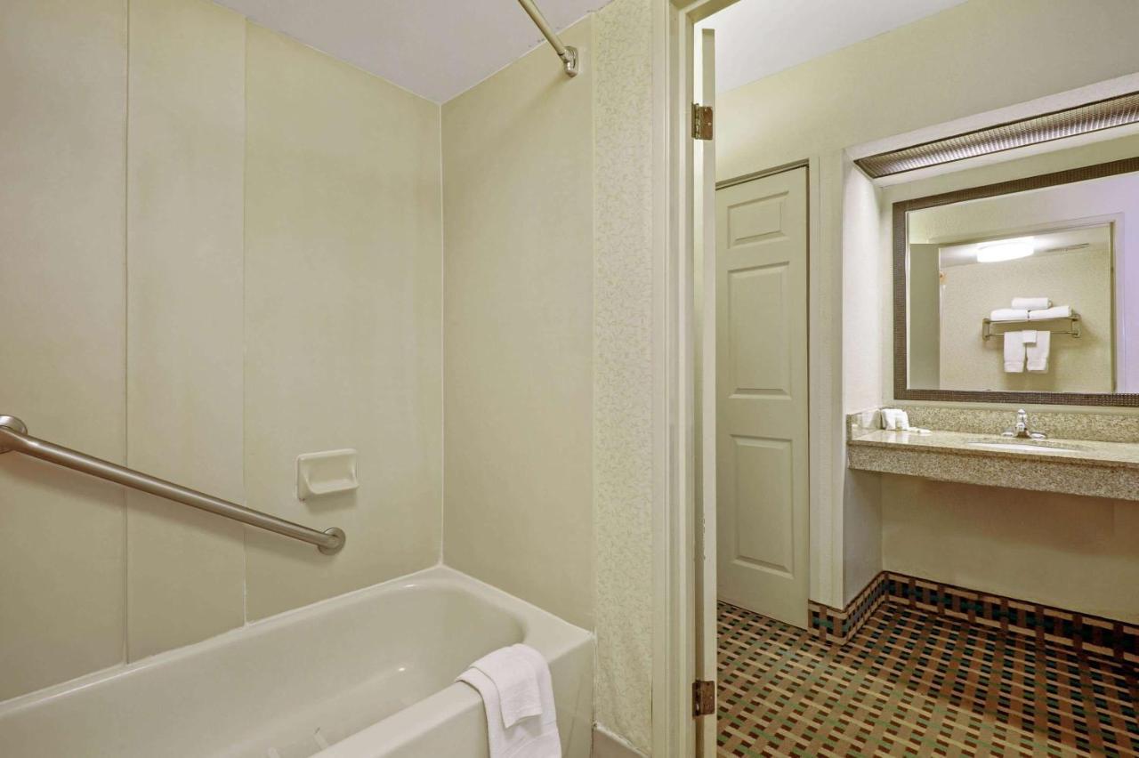 La Quinta Inn By Wyndham Columbia Se Fort Jackson Kültér fotó